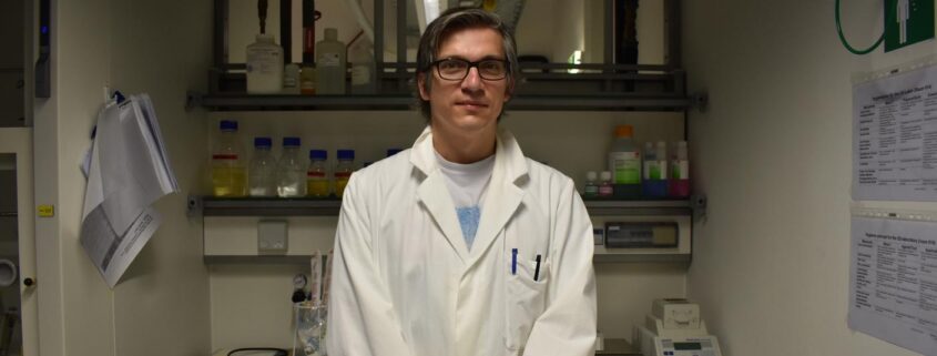 Christian Sonnendecker di laboratoriumnya di Universitas Leipzig. Ia dan peneliti lain telah menemukan enzim baru yang dapat memakan plastik PET - Foto, Clare Roth, DW