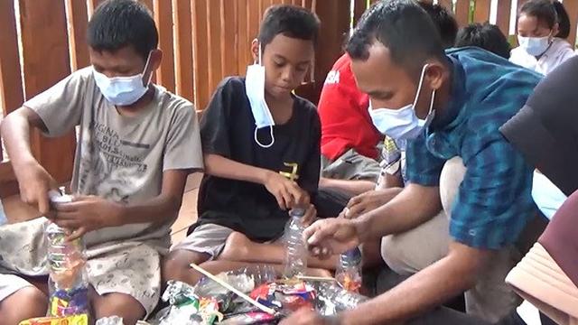 Puluhan bocah di Tomia Wakatobi diajar membuat ecobrick, bata ringan anti gempa berbahan baku sampah plastik untuk meminimalisir sampah di lokasi wisata